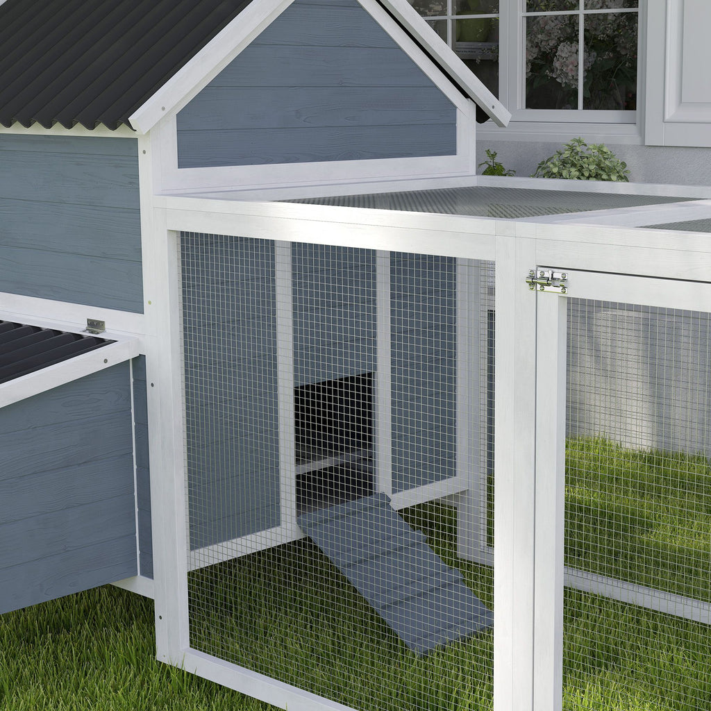 Spacious furniture-style Chicken Coop with Nesting Boxes and Run