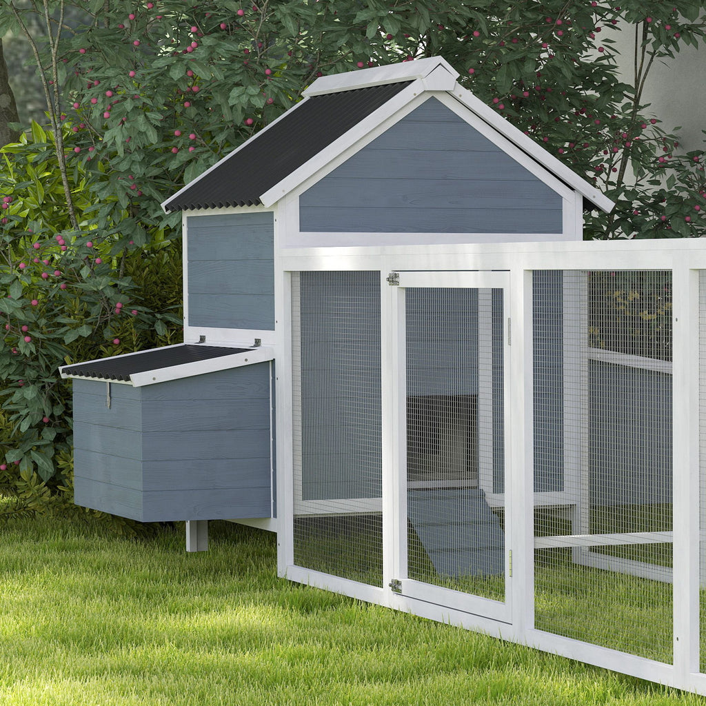 Spacious furniture-style Chicken Coop with Nesting Boxes and Run